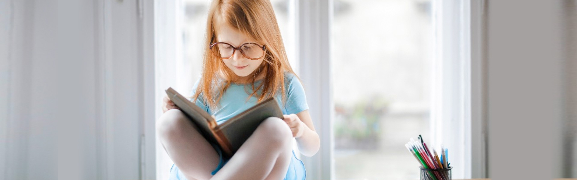 Mädchen mit großer Brille ist ein Buch