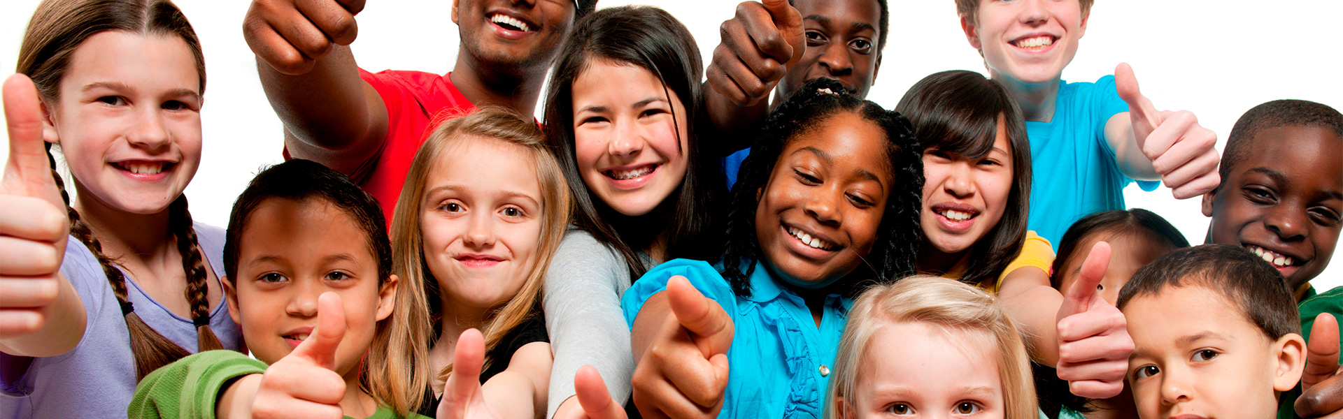 Gruppenfoto von Kindern mit dem Zeichen "Daumen hoch"