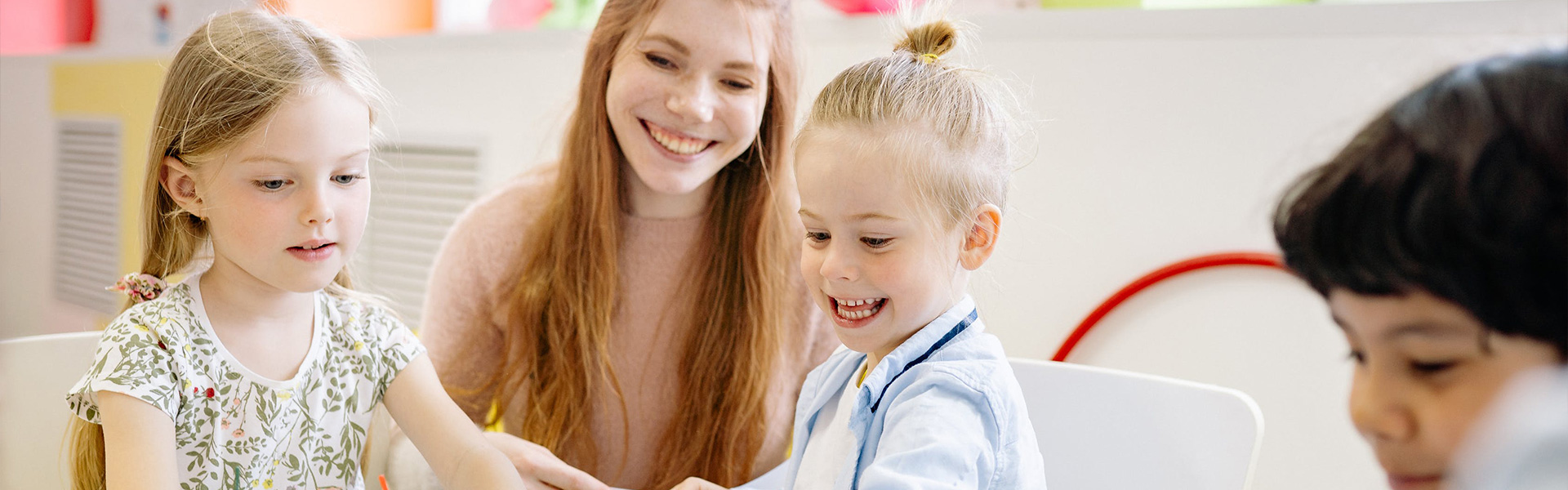 Lachende Kinder an einem Tisch