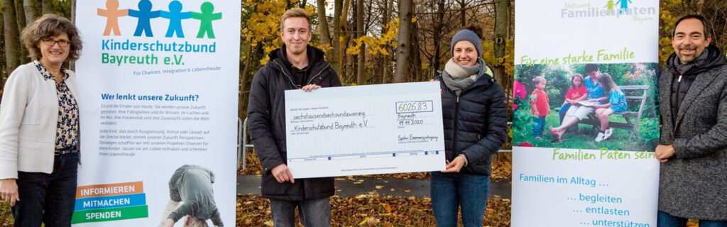 Die Bachelor- und Masterabsolventen für Sportökonomie der Uni Bayreuth überreichen einen Spendenscheck