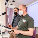 Michael Sturm testet die Technik für Dr. Christian Seyferth-Zapf von der Uni Bayreuth