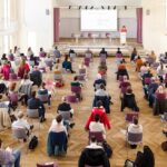 Das Auditorium ist mit 140 Besuchern gut gefüllt