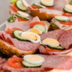 Salami- und Schinkenbrötchen