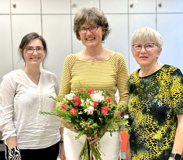 Swetlana Steinlein, links, und Birgit Sack (rechts) bedanken sich herzlich bei Petra Kresin-Cordts (Mitte) für ihre langjährige ehrenamtliche Tätigkeit als stellvertretende Vorsitzende