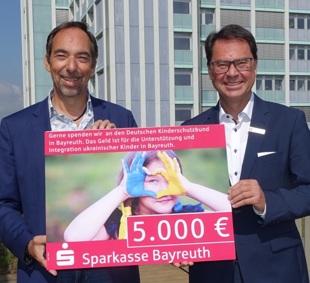 Sparkassen-Vorstand Wolfgang Hetz (rechts) übergab jetzt an den Schatzmeister Ingo Knoll symbolisch einen Scheck über 5.000 Euro