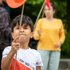 Kinder beim Tellerjonglieren