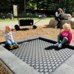 Kinder auf dem Trampolin