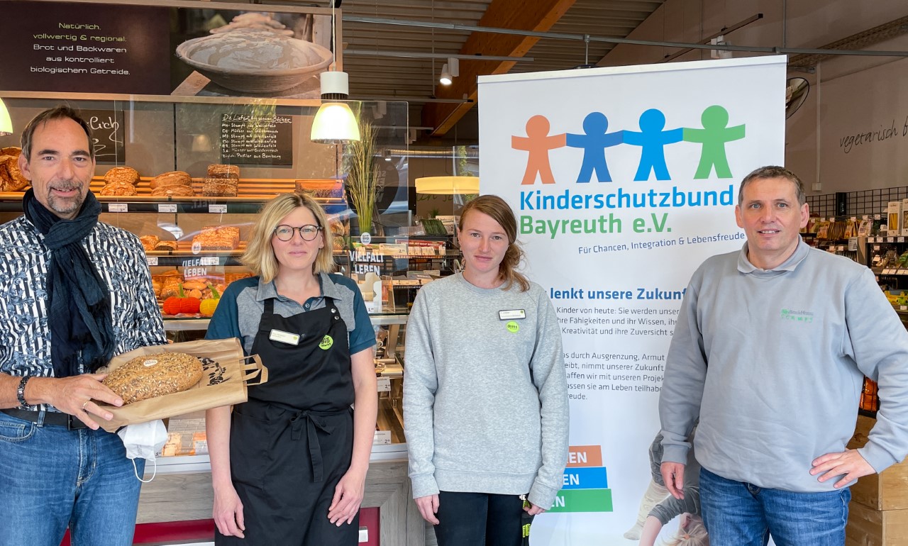 Ingo Knoll vom KSB mit Mitarbeiterinnen des Denns-Markts in Bayreuth und Bäckermeister Hans Stumpf