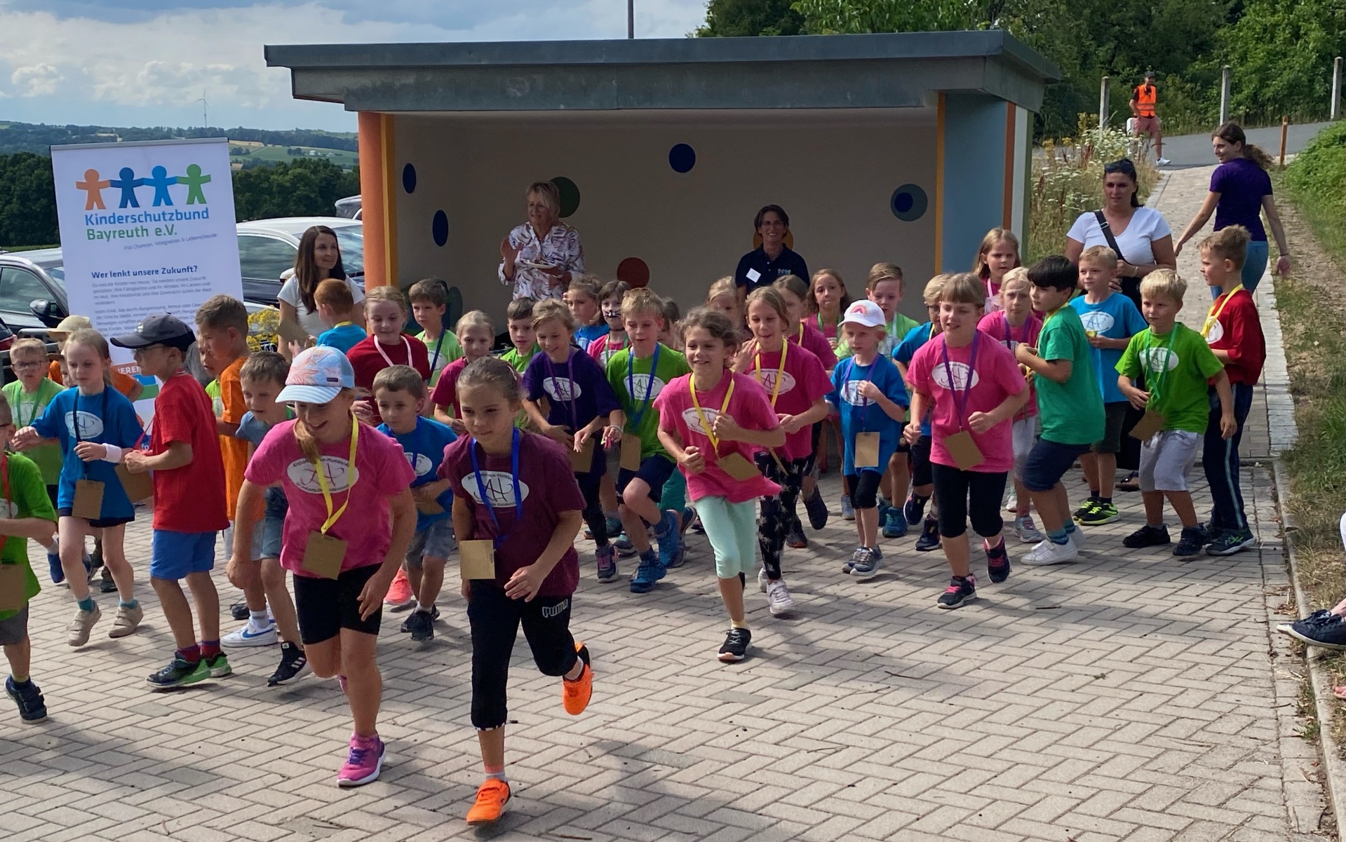 Laufende Schulkinder beim Spendenlauf in der GS Goldkronach