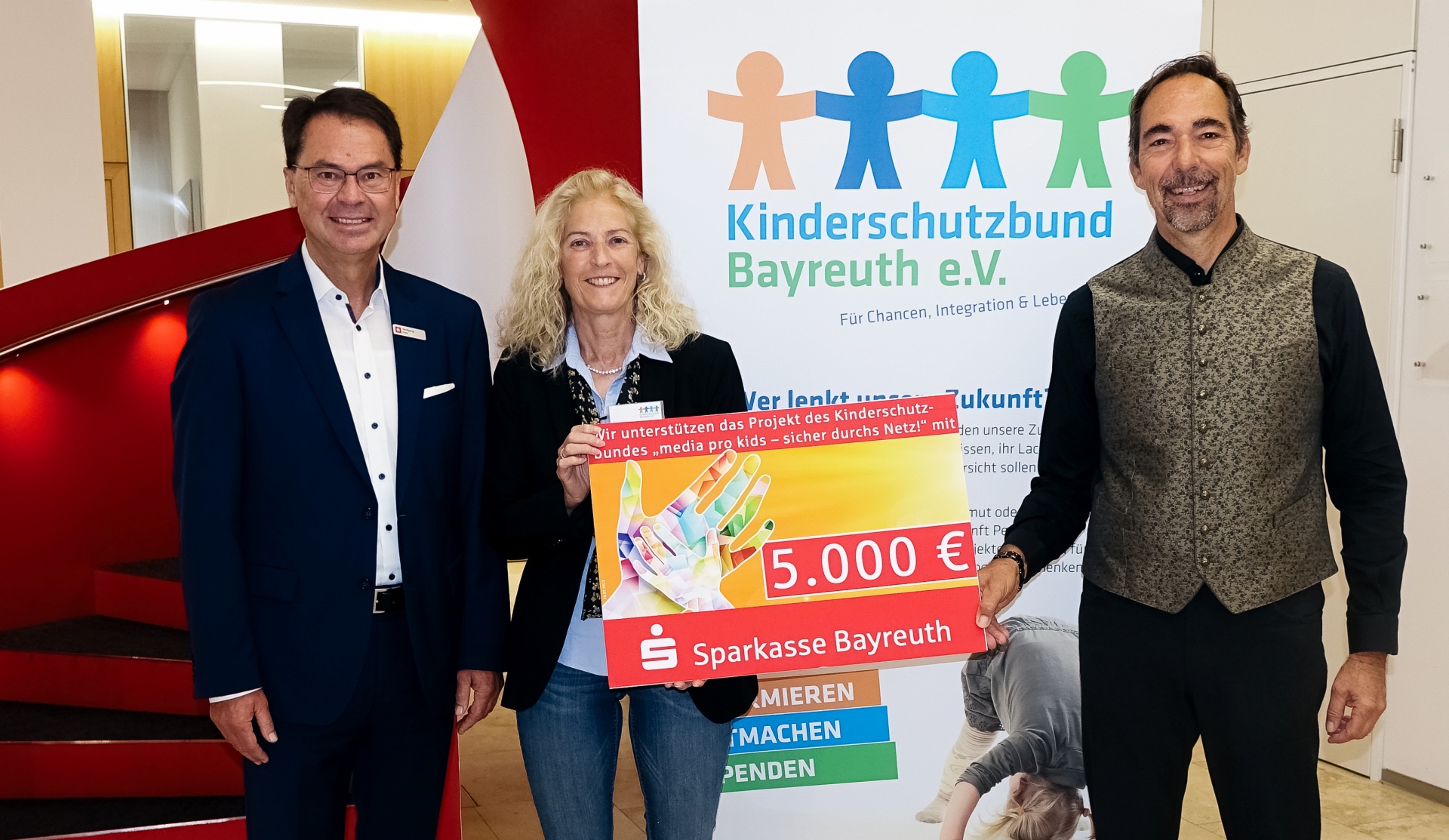 Spendenübergabe der Sparkasse an den Kinderschutzbund