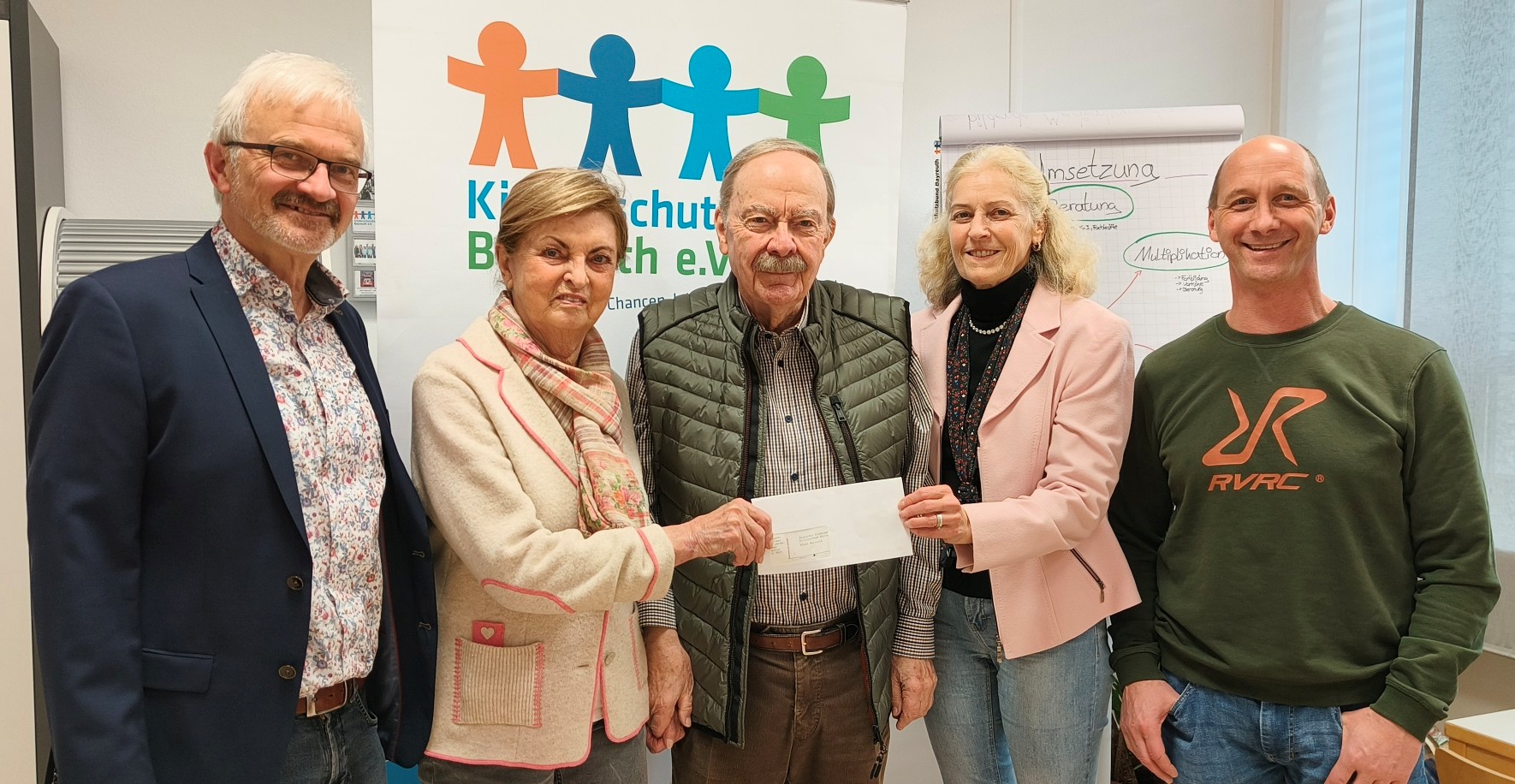 Ehepaar Schön mit Mitgliedern des Kinderschutzbund-Vorstandes