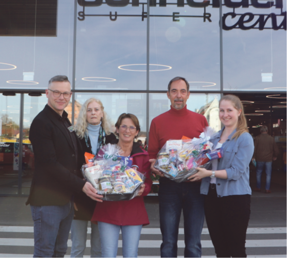 Maik Richter (EDEKA Schneider), Susanne Scharnagl (Kinderschutzbund Bayreuth), Manuela Läufer und Ingo Knoll (Familienpaten), Carina Speckner (Nordbayerischer Kurier) - von links.
