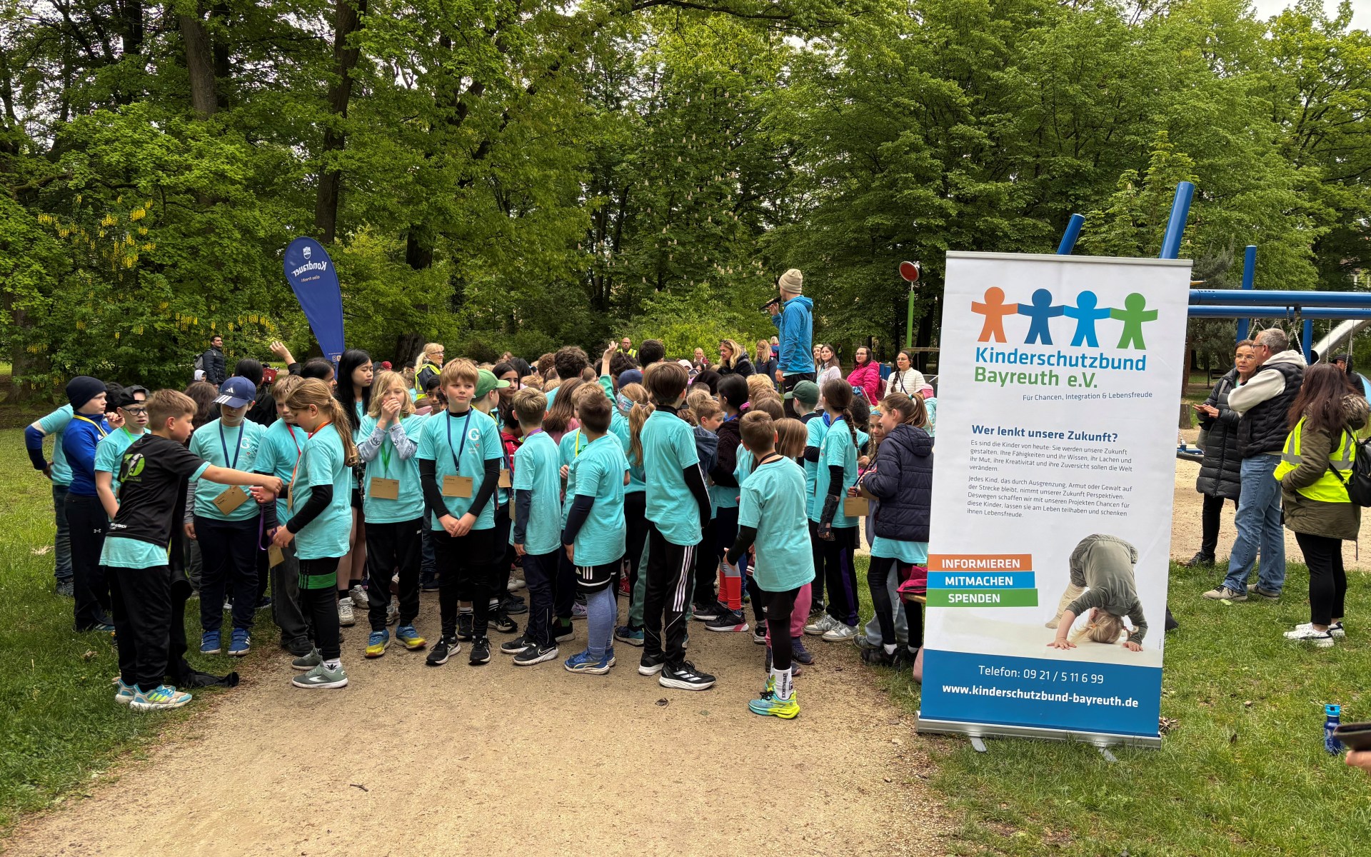 Kinder im Park beim Spendenlauf