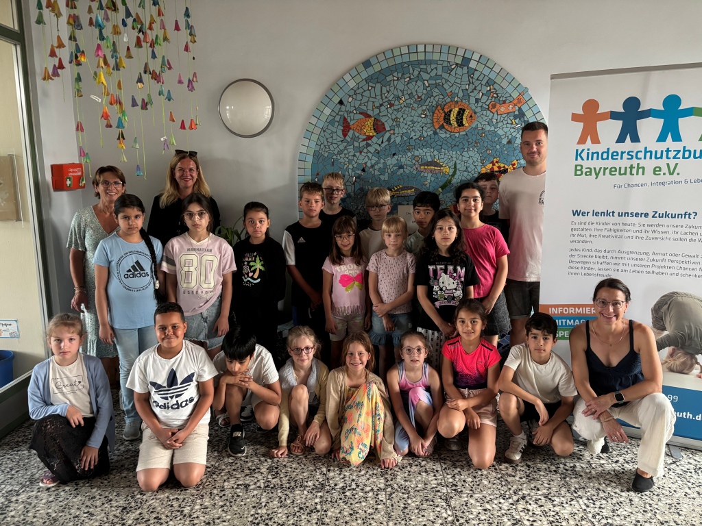 Schüler und Schülerinnen bei der Spendenübergabe an Mitarbeiterinnen des Kinderschutzbundes Bayreuth